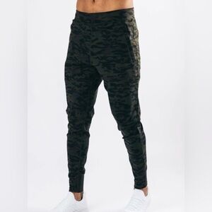Alphalete Men’s S camo joggers